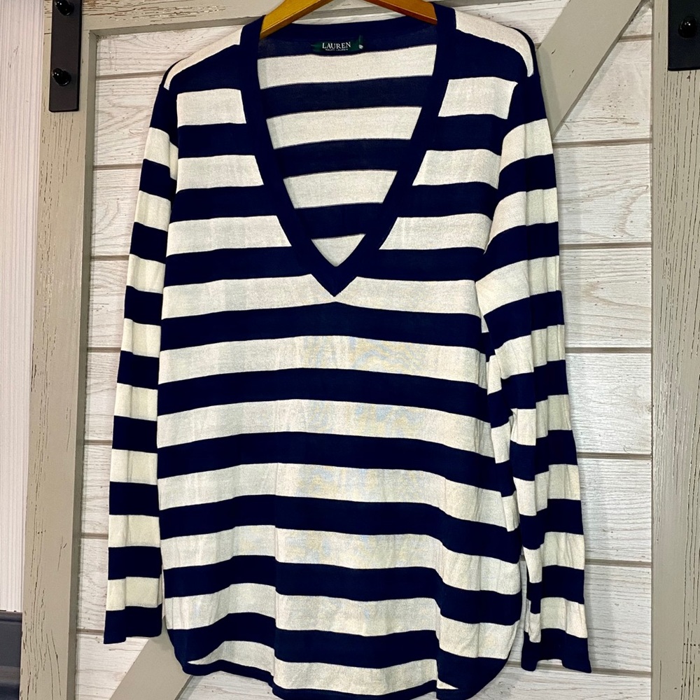 🤍Like New Deep V rounded hem Ralph Lauren sweater